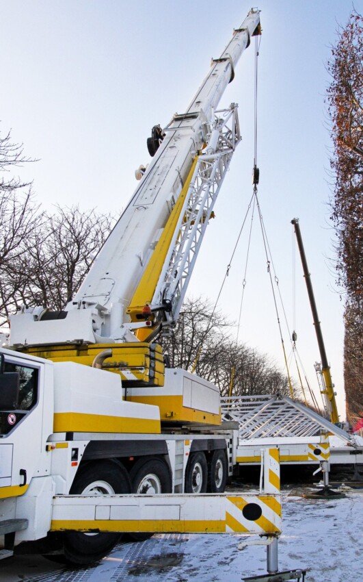 HDS crane with extended arm 