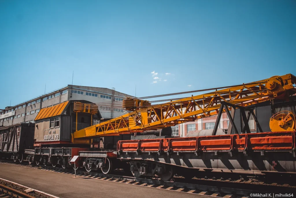rail-mounted crane on a rail vehicle