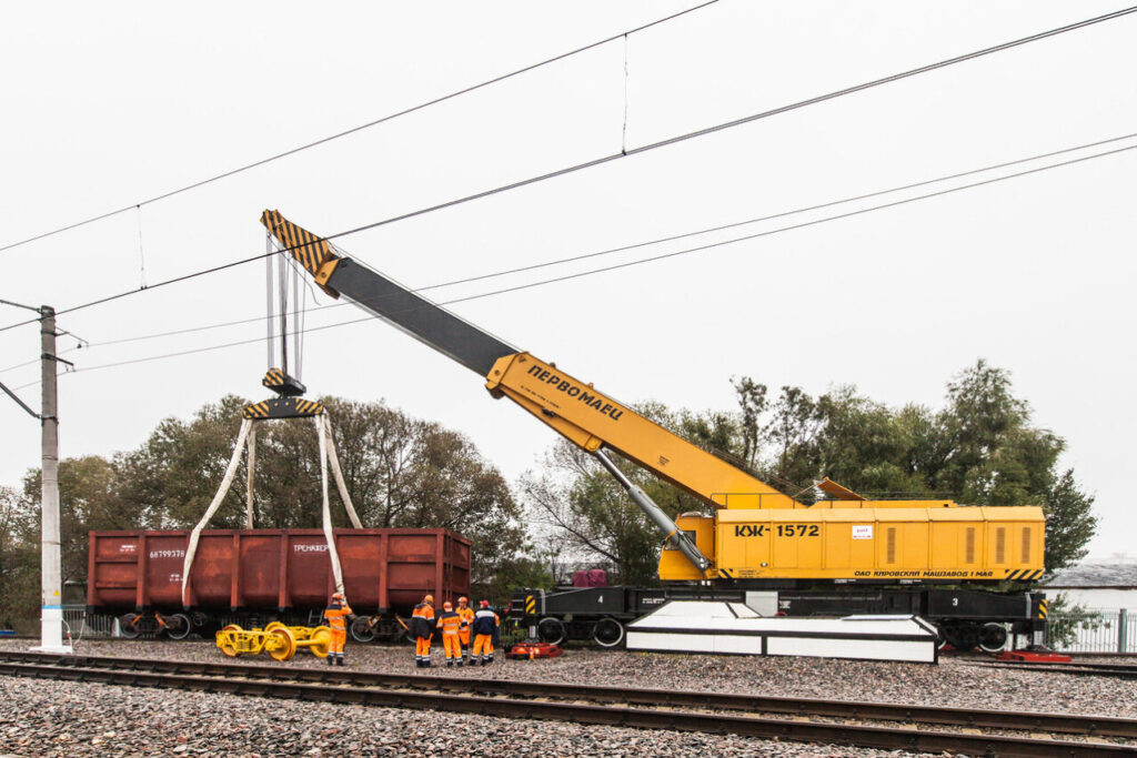 railway crane lifts load