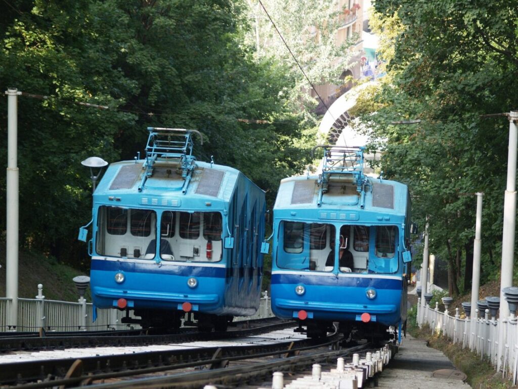 dwa wagony kolei linowo-terenowej