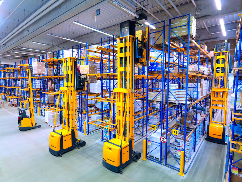 stacker cranes in the warehouse