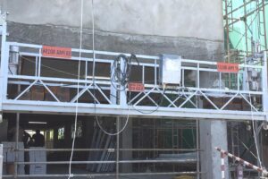 Die hängende mobile Plattform wird verwendet, um den Zugang bei Arbeiten an Gebäudefassaden zu erleichtern